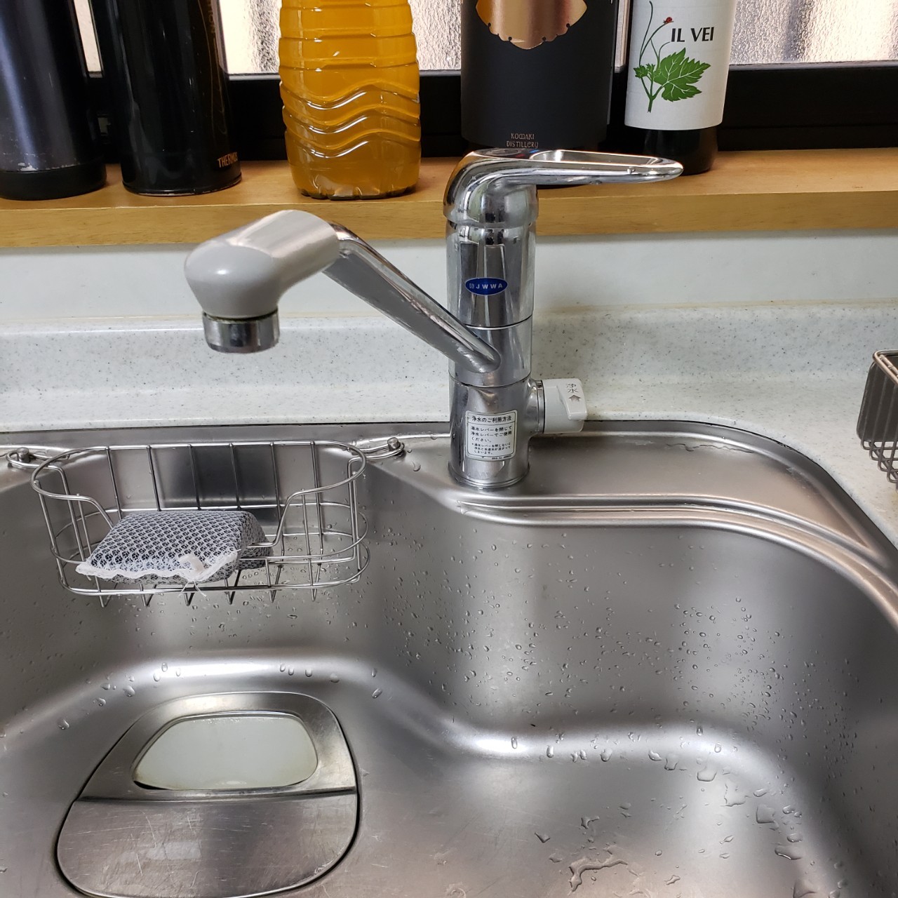 手をかざすだけで水が出ます！